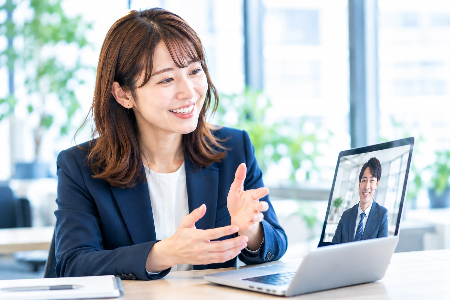 ノートPCで人事担当者とオンライン商談をしている様子